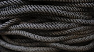 Yıpranmış yüzey dokusuna sahip ağır bobinli ip.