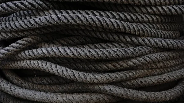 Yıpranmış yüzey dokusuna sahip ağır bobinli ip.