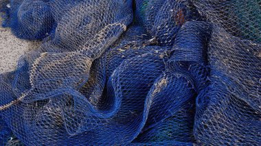 Katmanlı dokuları olan mavi balık ağları.