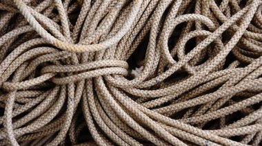 Açık renkli halat bobinleri yoğun desen oluşturuyor