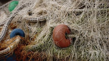 Şamandıra ve iple birbirine dolanmış balık ağı
