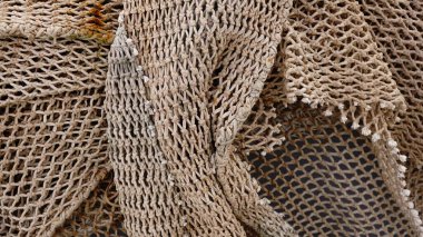 Aşınmış kıyı dokularına sahip katmanlı balıkçı ağları