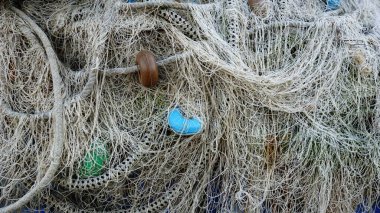 Dolaşmış balık ağları iş, bakım ve sessiz inatçılık izleri taşıyor.