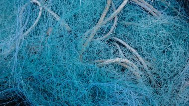 Karışık mavi misinalar ve aşınmış ipler.
