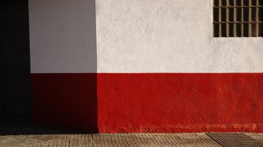 Kaldırımdaki kırmızı ve beyaz duvar cephesi