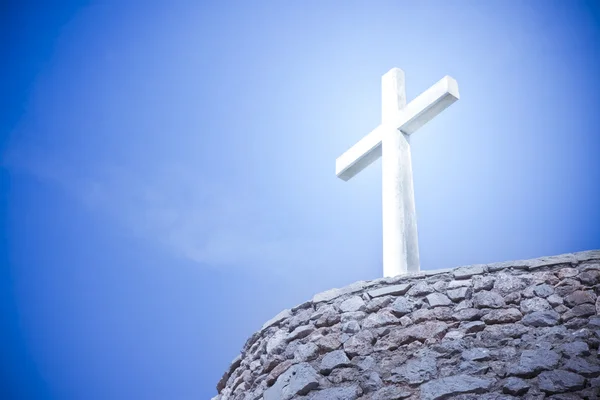 Křesťanský kříž v modrém pozadí — Stock fotografie