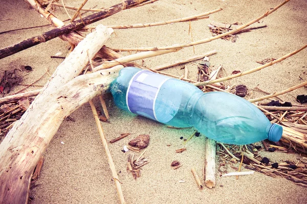Lege groene plastic fles verlaten op het strand — Stockfoto