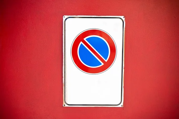 No parking warning sign on red background — Stock Photo, Image