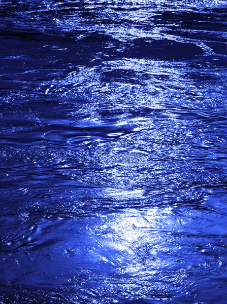 Fundo abstrato com água azul fluindo — Fotografia de Stock