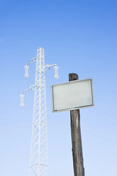 青い空を背景の空白の道標 — ストック写真