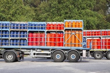 Renkli propan gazı tankı sokak bir sürü üzerinde kamyon Park
