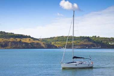 Yelkenli indirdi yelkenleri olan Portekizli Tejo nehri geçiyor