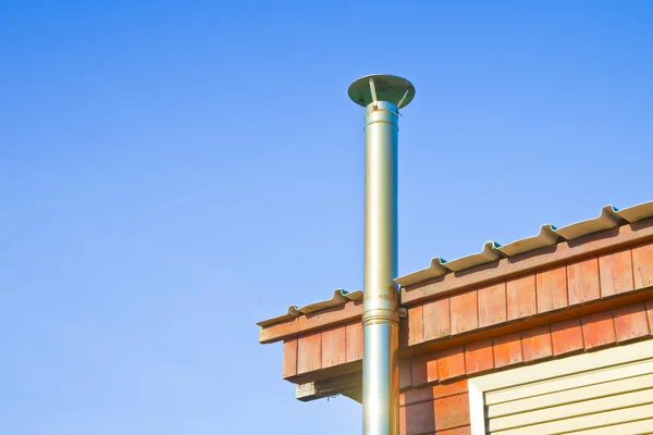 Chimenea de acero inoxidable en el techo de una casa de madera —  Fotos de Stock