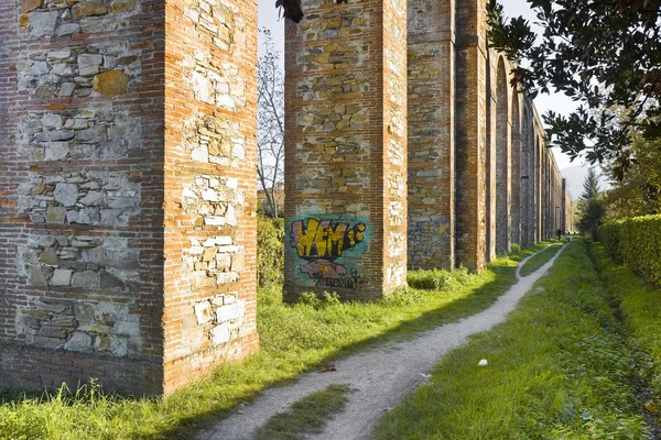 Acquedotto romano nella città italiana di Lucca — Foto Stock