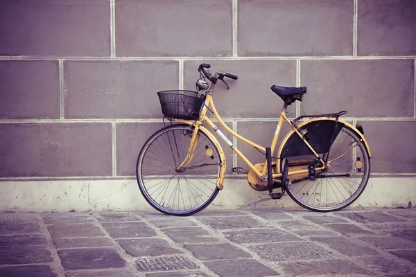 Vieja bicicleta contra la pared - imagen tonificada — Foto de Stock