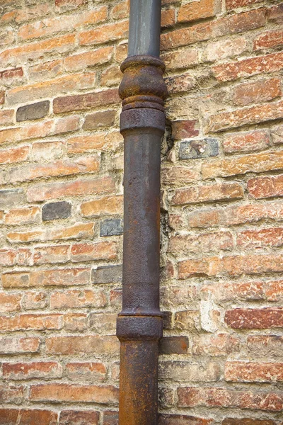 Detail of a downpipe against a brick wall - (Tuscany - Italy) — Stock Photo, Image