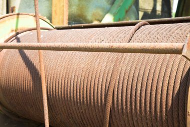 Bir bobin sarılmış eski çelik kablo