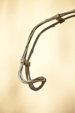 Elektrik kabloları bir alçı duvara