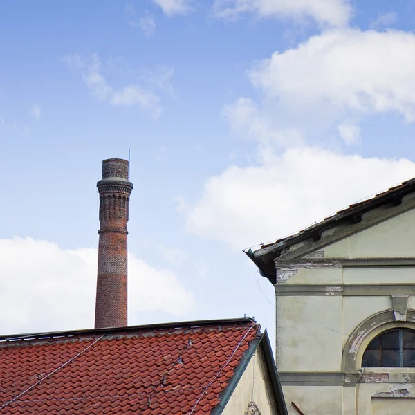 Starý cihlový komín poblíž staré továrny (Toskánsko - Itálie) — Stock fotografie