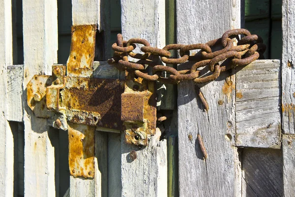 Puerta de madera vieja cerrada con candado - imagen conceptual — Foto de Stock