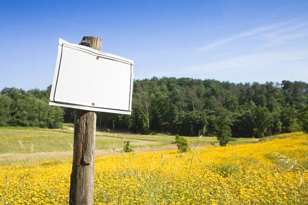 Leeg teken dat aangeeft in het platteland met kopie ruimte — Stockfoto