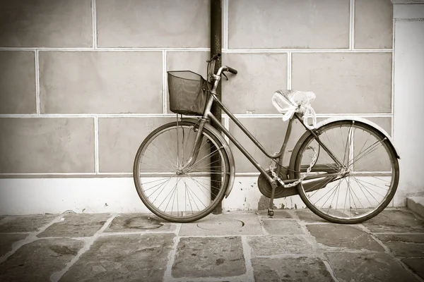 Old bike against the wall — Stock Photo, Image