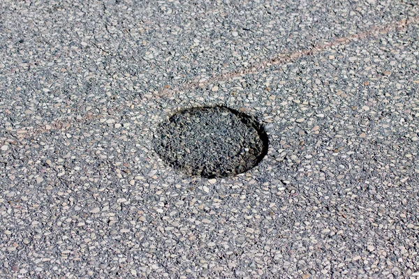 アスファルト道路におけるアスファルト品質試験のための円形穴 — ストック写真
