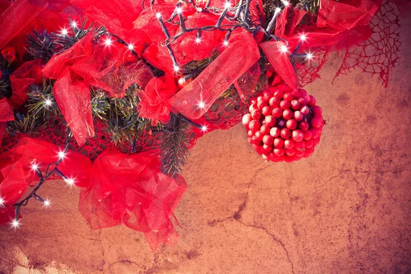 Kerst Ornamenten Met Een Cockade Tegen Een Gipsplaat Muur — Stockfoto