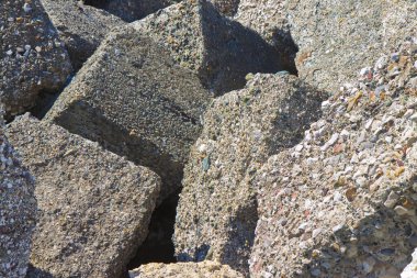 Beton bloklar, Groyne, çimento ve çakıldan yapılmış, sahil boyunca deniz dalgalarını korumak için..