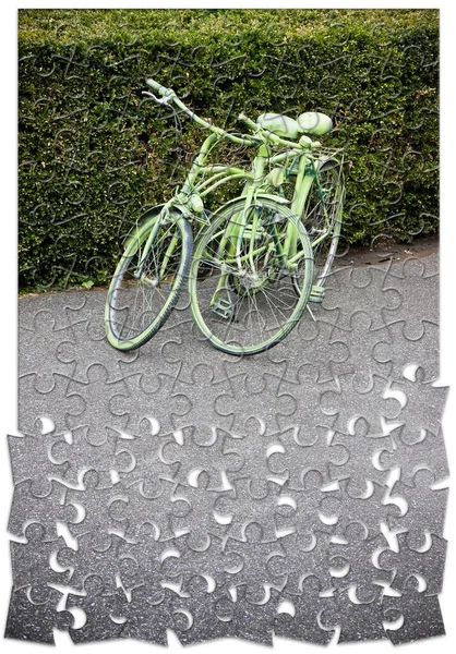 緑で完全に描かれた2つの古い自転車 パズルの形の概念 — ストック写真