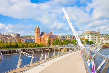 Kuzey İrlanda 'da Derry şehrinin (Londonderry olarak da bilinir) ünlü Barış Köprüsü (Avrupa - Kuzey İrlanda) ile kentsel ufuk çizgisi).