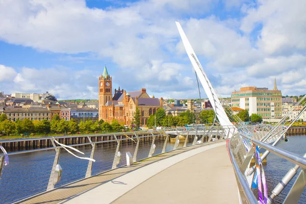 爱尔兰北部德里市 也称为伦敦德里 的城市天际线 有著名的和平桥 北爱尔兰 — 图库照片