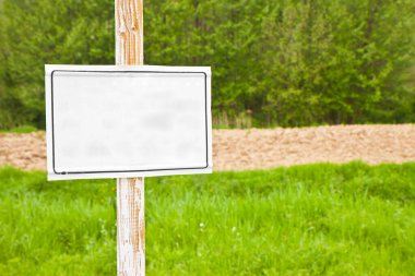 Kırsal alanda tahta boşluk işareti - kopya alanı ile resim