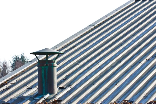 Metalowy Komin Dachu Miedzianym Obraz Przestrzenią Kopiowania — Zdjęcie stockowe