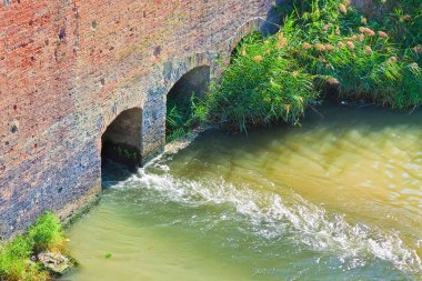 Tehlikeli zehirli kirlenmiş su nehre doğru akıyor..
