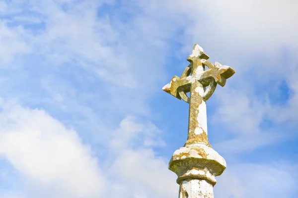 Keltský Vyřezávaný Kámen Kříž Pozadí Oblohy Obrázek Kopírovacím Prostorem — Stock fotografie