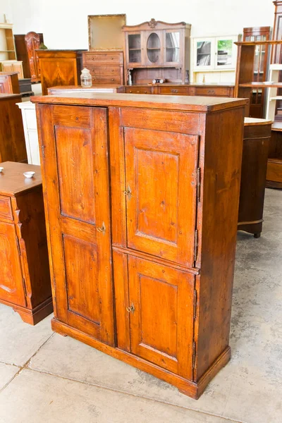 Eski bir İtalyan ahşap dolabının ayrıntıları. İtalyan kültürü.