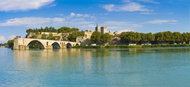 Saint Benezet 'in eski ortaçağ köprüsü ve ön planda Rhone nehri ile Avignon şehrinin panorama manzarası (Avrupa-Fransa-Provence).
