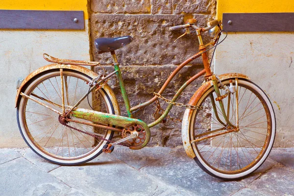 Velha Bicicleta Mulher Enferrujada Contra Uma Parede Gesso Uma Rua — Fotografia de Stock