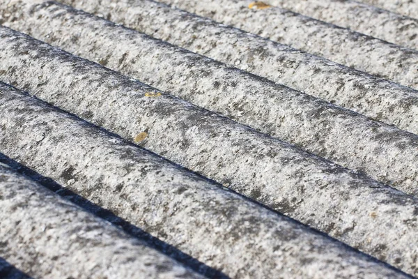 Detail Eines Die Jahre Gekommenen Gefährlichen Daches Aus Gewellten Asbestplatten — Stockfoto