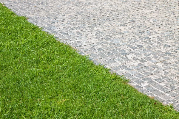 Nuevo Pavimento Hecho Con Pequeños Bloques Piedra Una Zona Peatonal — Foto de Stock