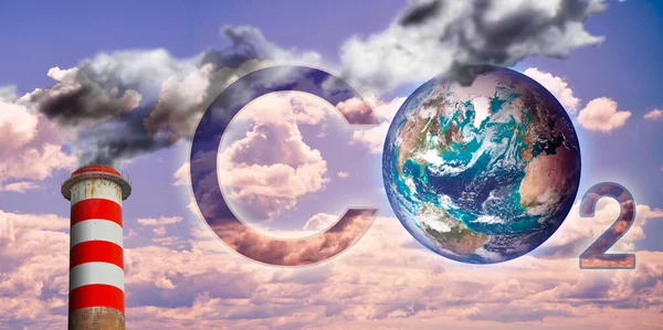 大气中二氧化碳的存在 概念图像与Nasa的行星地球图像对抗云天和高混凝土烟囱排放二氧化碳和危险烟雾 — 图库照片