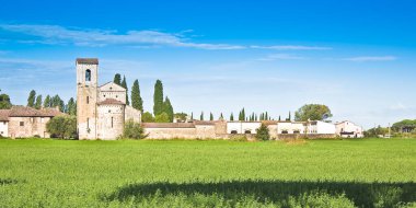 Toskana kırsalındaki antik İtalyan Roma kilisesi. Bir mezarlık yakınında. İtalya 'da.).