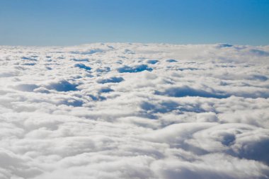 Bir uçak penceresinden görünen bulutlar.