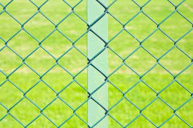 Yeşil metal kablolar yeşil alana bağlanıyor..