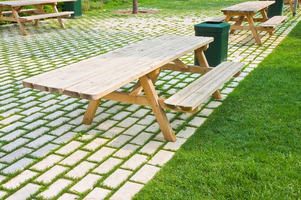 公园绿地上的木制野餐桌 — 图库照片