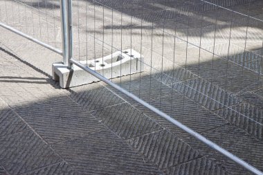 Taştan bir yolda trafiği veya inşaat alanını durdurmak için metal bariyer.