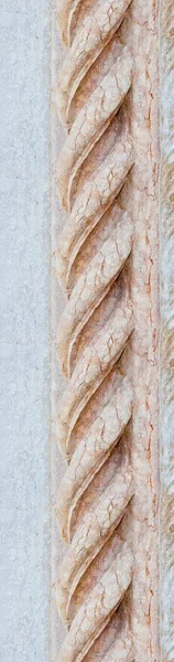 Eski Bir Ortaçağ Kilisesinin Spiral Şeklindeki Mermer Sütun — Stok fotoğraf