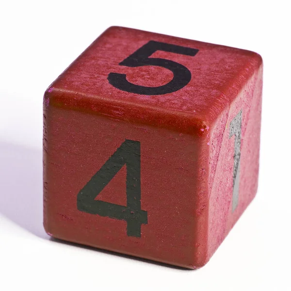 4号和5号写在日历日期的红色木制立方体上 — 图库照片