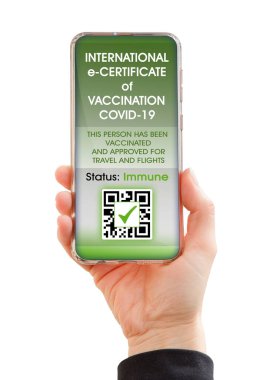 Covid-19 Pasaport ve Bağışıklık Geçidi hakkında mobil uygulamalı bir akıllı telefonu elinde tutarak Covid-19 pandemisi sırasında internetten aşı pasaportu ile uluslararası seyahat etmek tamamen icat edilmiş ve içeriği fotokopi altında bulunmuyor.